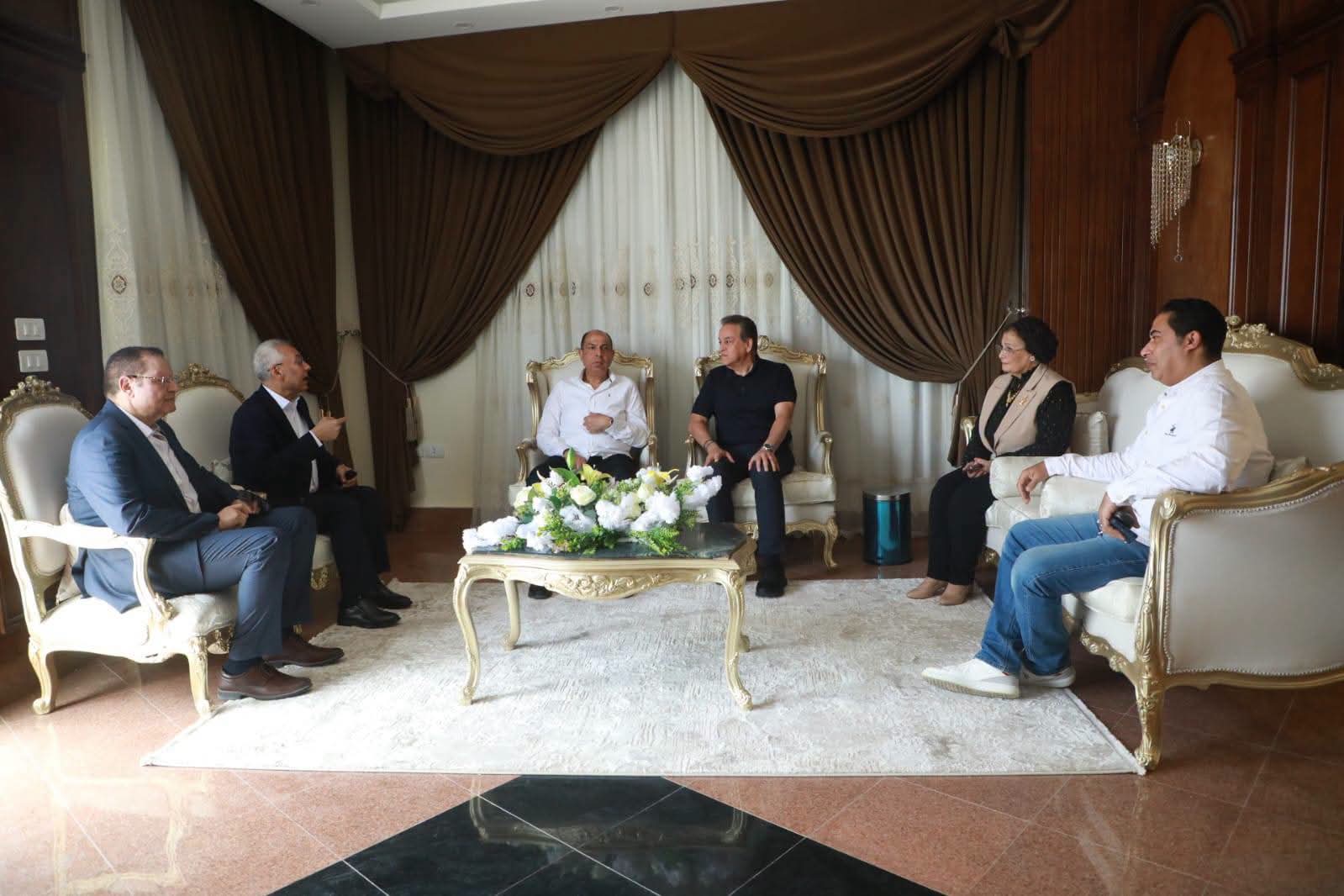 وزير الصحة يلتقي محافظ المنيا وزير الصحة يلتقي محافظ المنيا